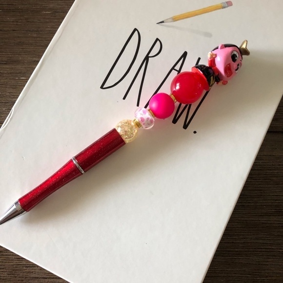 Disney Doorables: Alice in Wonderland: Queen of Hearts handmade beaded pen - Picture 2 of 3